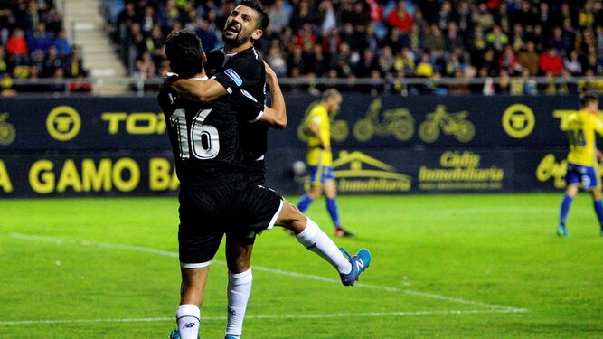 Jesús Navas celebra con Nolito su gol
