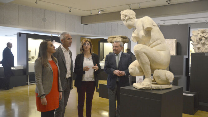 Ruiz, Vázquez, Baena y Alcalde, junto a una de las esculturas más representativas del museo.