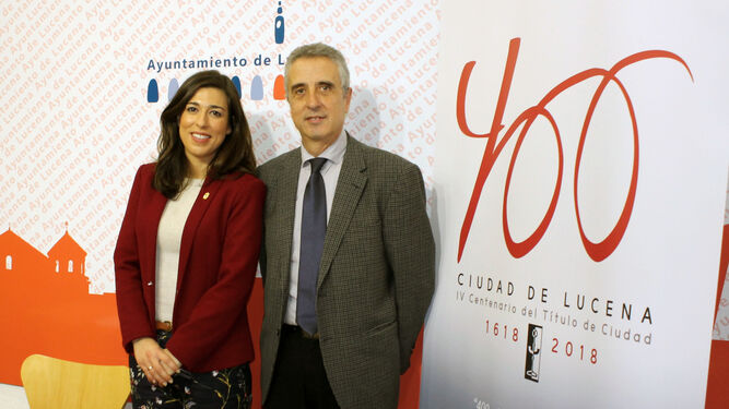 Teresa Alonso y el alcalde, Juan Pérez, durante la presentación de la programación.
