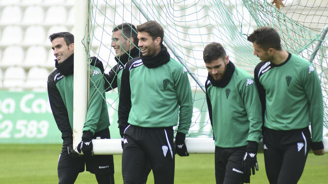 Alfaro, Sergi Guardiola, Josema, Javi Galán y Pinillos cargan una portería durante el entrenamiento de ayer en El Arcángel.