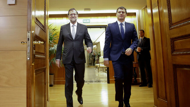 Rajoy y Rivera antes de la firma del acuerdo de gobierno.