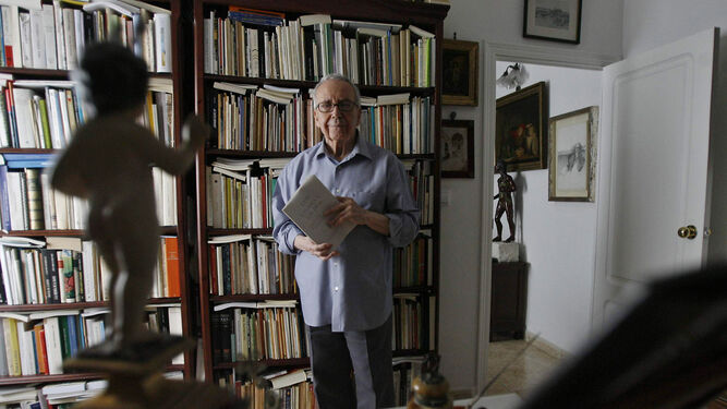 Pablo García Baena posa con una de sus obras en las manos.