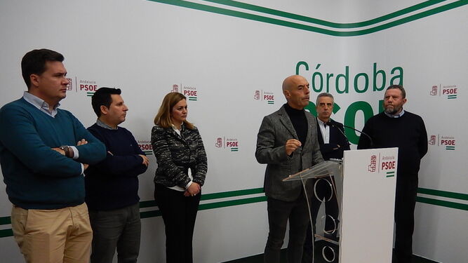 Antonio Hurtado, ayer con alcaldes y cargos socialistas.
