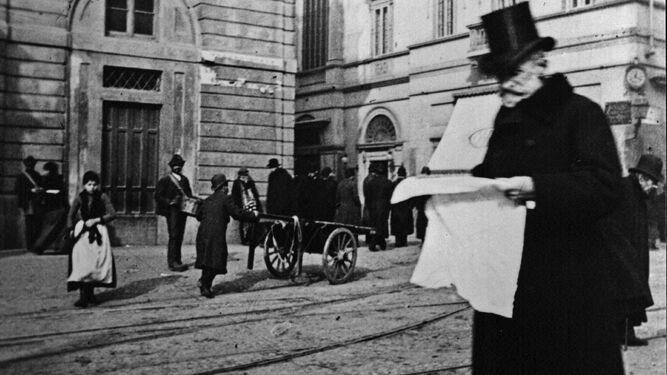 Verdi paseando frente al Teatro alla Scala de Milán en el año 1900.