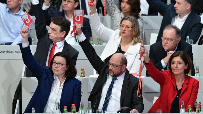 Martin Schulz -en el centro-, votando ayer en el plenario del SPD en Bonn.