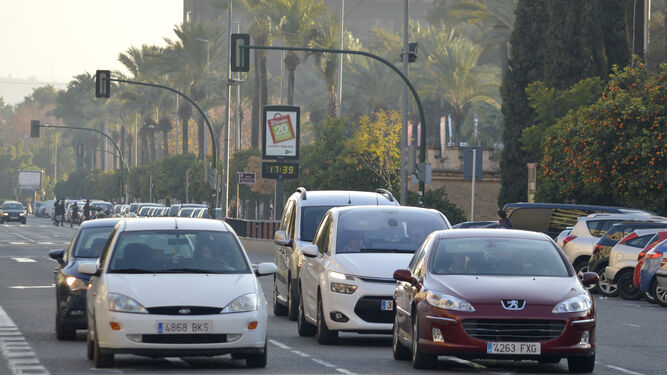 Varios coches se detienen ante un semáforo del Paseo de la Victoria de la capital cordobesa.