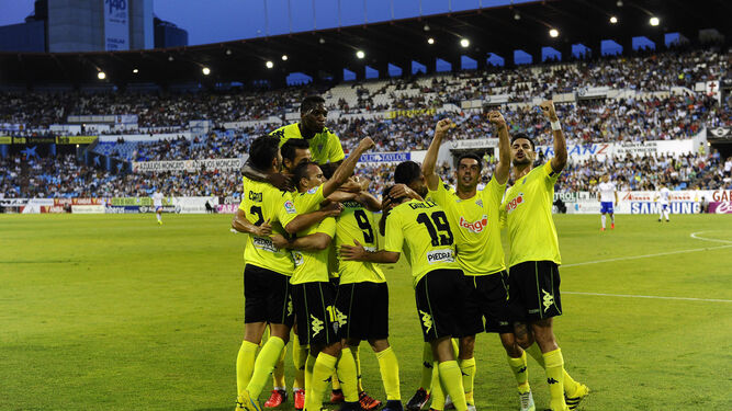 Los jugadores del Córdoba celebran el gol de Rodri en La Romareda.