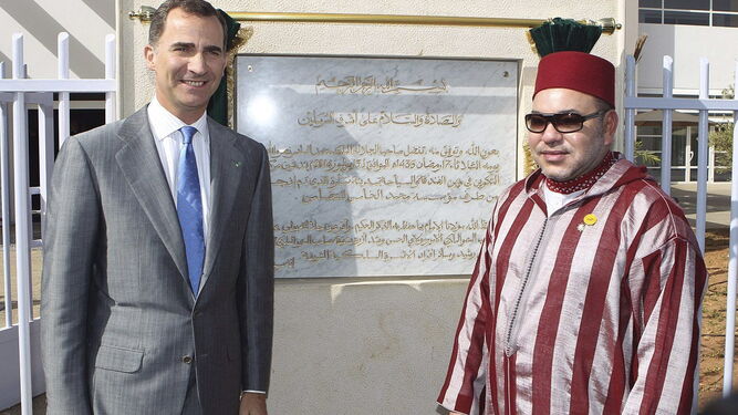 Felipe VI y Mohamed VI descubren una placa en un acto celebrado en Rabat el año 2014.