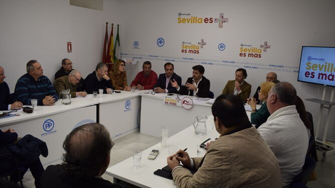 Encuentro mantenido ayer por Beltrán Pérez con los representantes de 20 asociaciones vecinales.
