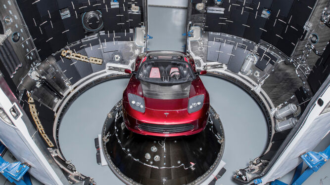 Imagen del Tesla Roadster dentro del cohete con rumbo a Marte.