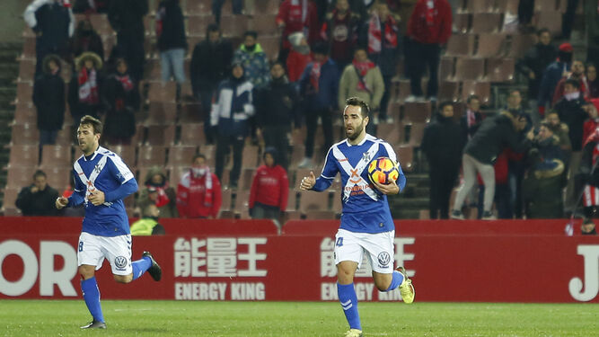 Carlos Ruiz corre al centro del campo tras el gol del Tenerife en Granada.