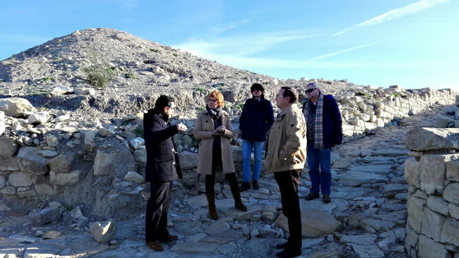 Ruz y Rojano visitan el yacimiento de Torreparedones.