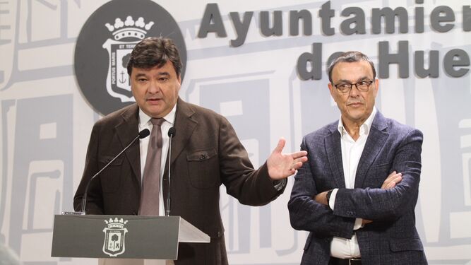 El alcalde de Huelva, Gabriel Cruz, y el presidente de la Diputación, Ignacio Caraballo, en rueda de prensa.