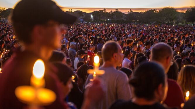 Miles de personas participan en la vigila en recuerdo de las 17 víctimas mortales de la matanza perpetrada por Nikolas Cruz.