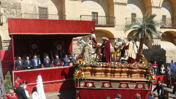 La Borriquita pasa por el palco de autoridades durante la pasada Semana Santa.