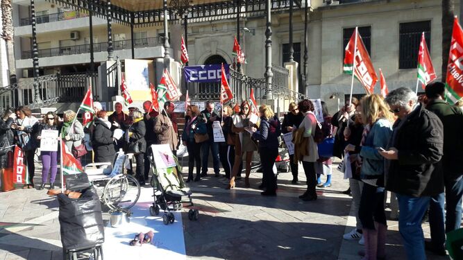 Concentración de sindicalistas, esta mañana en la Plaza de las Monjas.