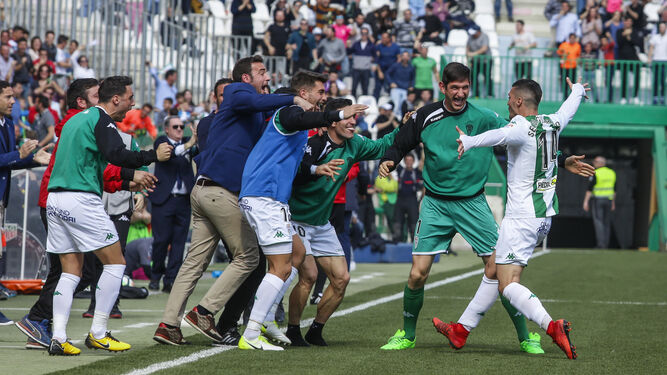 Guardiola celebra con sus compañeros del banquillo el gol de la victoria.