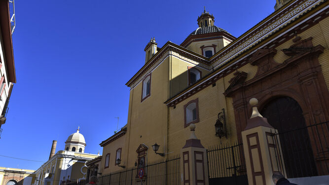 La iglesia de San Bernardo está incardinada en el cuadrilátero de su caserío.