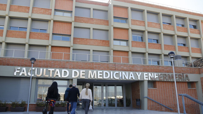 Varias personas entran en la Facultad de Medicina y Enfermería de la Universidad de Córdoba.