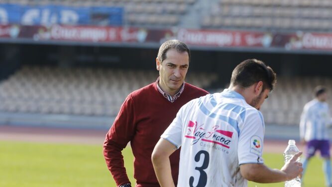 Diego Caro, técnico del Ciudad de Lucena, charla con su jugador Fran Lara en un receso de un partido.