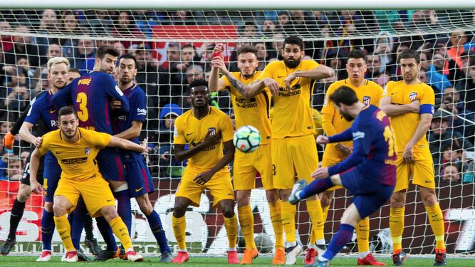Messi ejecuta la falta que dio lugar al 1-0.