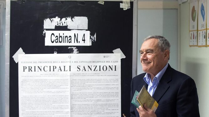 El presidente italiano, Pietro Grasso, llega a votar
