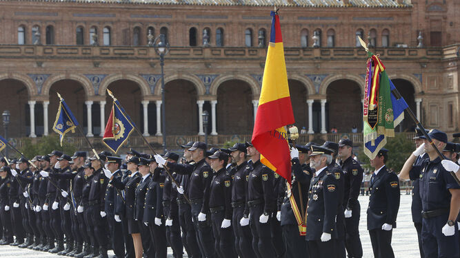 Policías nacionales, durante un acto celebrado en la Plaza de España.