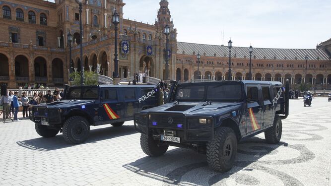 Vehículos desfilando en Sevilla.