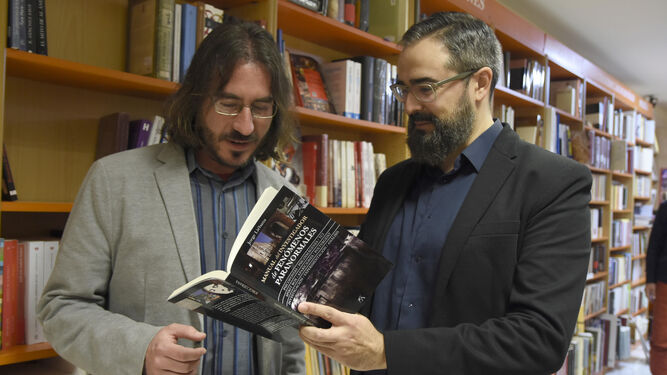 Jorge Liébana y José Manuel Morales, ayer en la librería Luque.