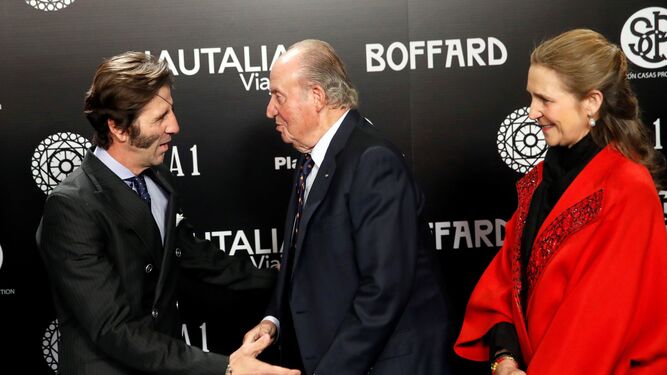 El diestro Juan José Padilla saluda a don Juan Carlos en presencia de la infanta Elena, ayer en Madrid.