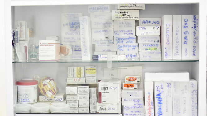 Estante con medicamentos que sirven para realizar las pruebas alérgicas en el hospital de día.