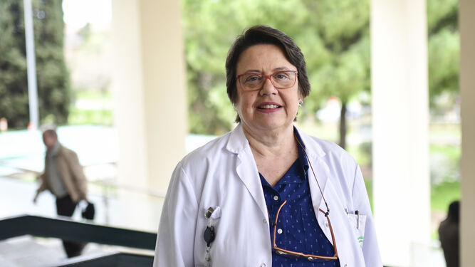 La doctora Carmen Moreno, en la puerta del Hospital Provincial.