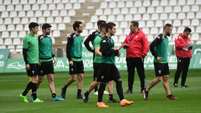 Jovanovic, en el centro de la imagen, durante la sesión de ayer.
