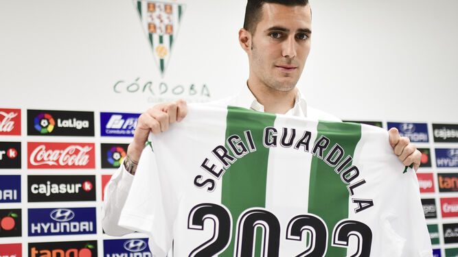Sergi Guardiola posa con la camiseta con el número 22.