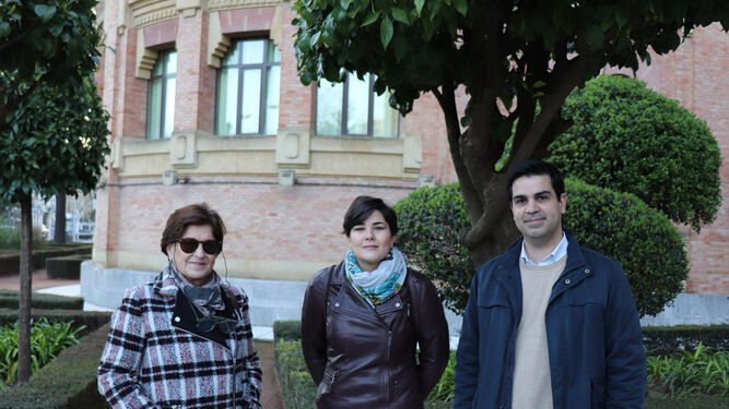 María del Pilar Martínez, Pilar Aparicio y Alberto Perea, autores del estudio, en el Rectorado de la UCO.