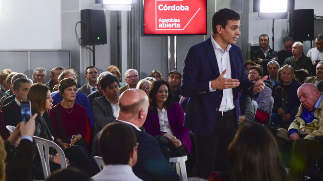 Pedro Sánchez se dirige a los asistentes a la asamblea abierta del PSOE.