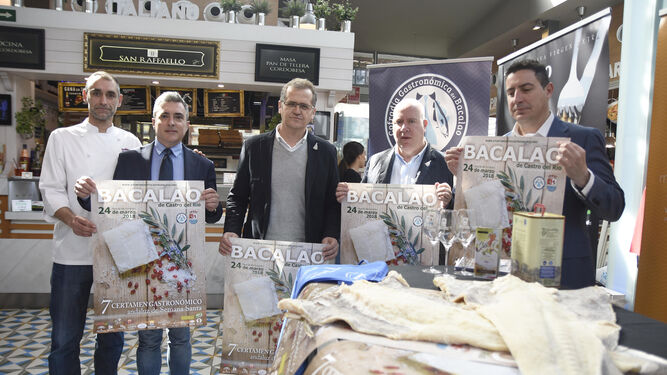 El alcalde y algunos participantes, ayer en el Mercado Victoria, en Córdoba capital.