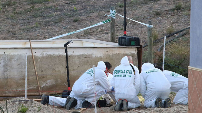 Los especialistas de Criminalística de la Guardia Civil inspeccionan el lugar donde Ana Julia Quezada enterró el cadáver de Gabriel Cruz.