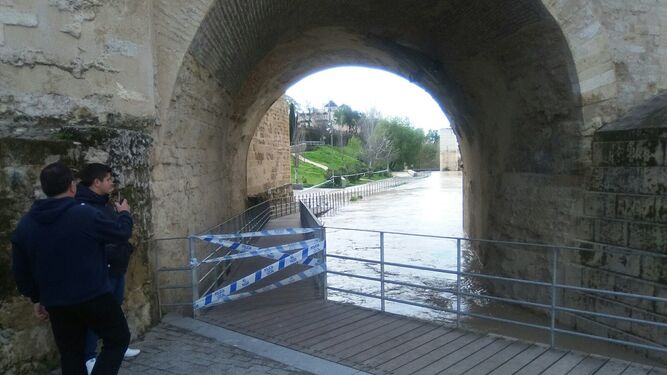 Precintan la pasarela bajo el Puente Romano de la capital ante la crecida de los ríos