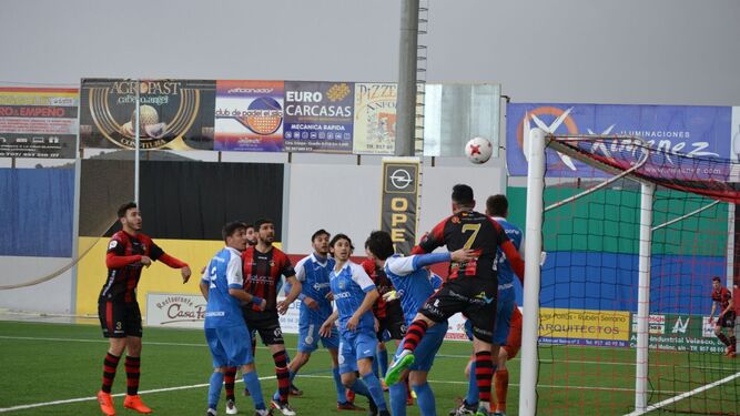 El pontanés Maero espera el balón para cabecear a la red el segundo gol del Puente Genil ante el Guadalcacín