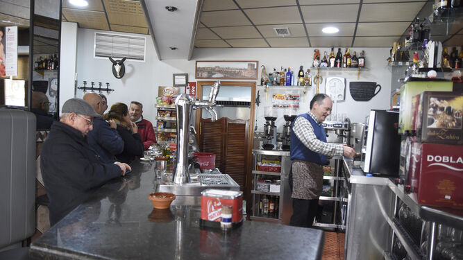Antonio Pérez atiende a unos clientes en el Café Bar Plácido.