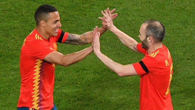 Rodrigo celebra su gol con Iniesta.
