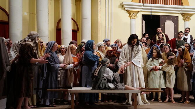 Escena de la curación del enfermo, con Pablo del Árbol como Jesucristo.