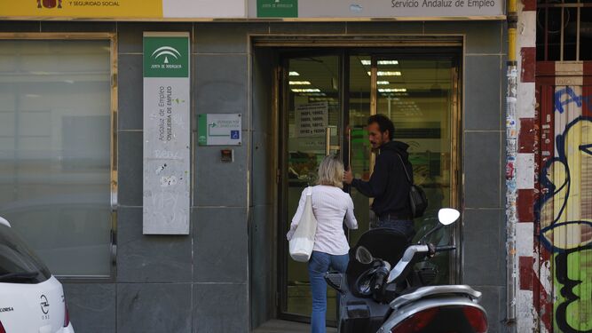Dos personas acceden a una oficia del Servicio Andaluz de Empleo.