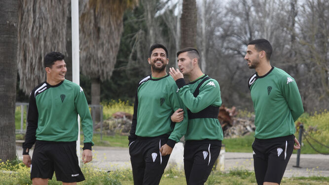 Guardiola bromea con Aythami -con Vallejo al lado- antes de un entrenamiento.