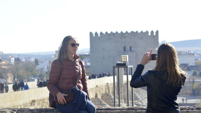 Turistas se toman una fotografía en el Puente Romano.