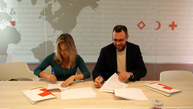 Cándida Ruiz y Jesús Tamayo en la firma del acuerdo.
