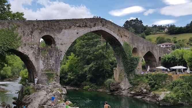 El puente romano de Cangas de Onís sigue atrayendo turismo año tras año