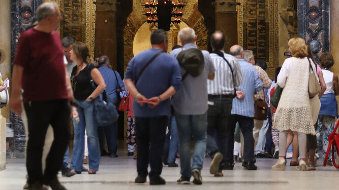 Un grupo de turistas en el interior de la Mezquita-Catedral.