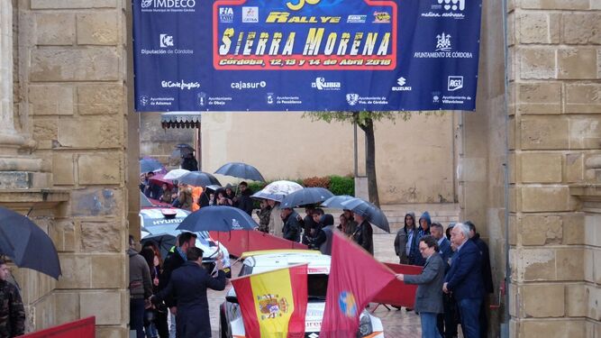Imagen de la ceremonia de salida del Sierra Morena en la Puerta del Puente.